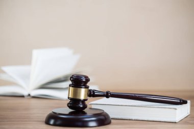 Gavel ahşap masa arkaplanında belgelerle