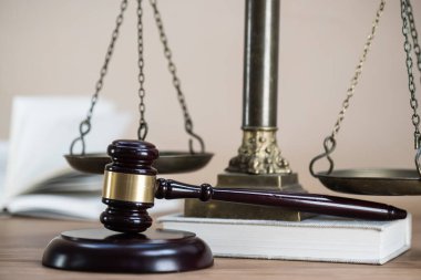 Ahşap masa arkasında hukukun ve adaletin sembolleri