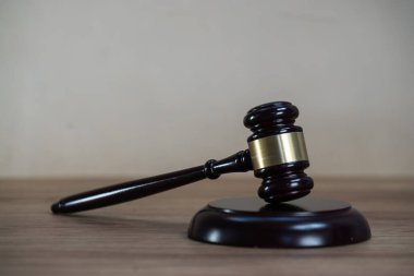 Gavel ahşap masa arkasında