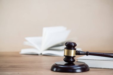 Gavel ahşap masa arkaplanında belgelerle