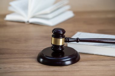 Gavel ahşap masa arkaplanında belgelerle