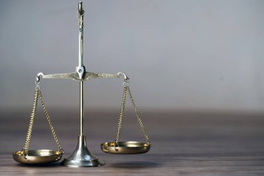Ahşap masa arkasında adalet terazileri