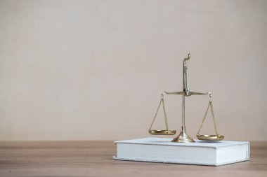 Ahşap masa arkasında adalet terazileri