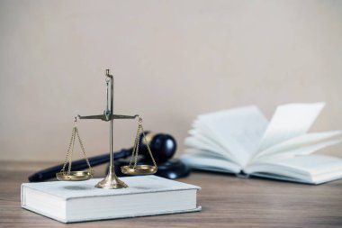 Ahşap masa arkasında hukukun ve adaletin sembolleri
