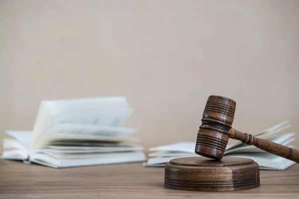 Gavel Fundo Mesa Madeira Com Documentos — Fotografia de Stock