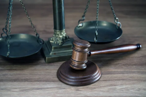 Σύμβολα Του Νόμου Και Της Δικαιοσύνης Ξύλινο Τραπέζι Φόντο — Φωτογραφία Αρχείου