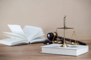 Ahşap masa arkasında hukukun ve adaletin sembolleri
