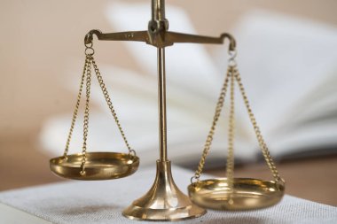Ahşap masa arkasında adalet terazileri