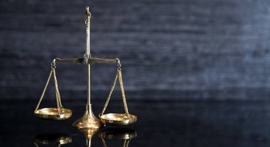 Ahşap masa arkasında adalet terazileri