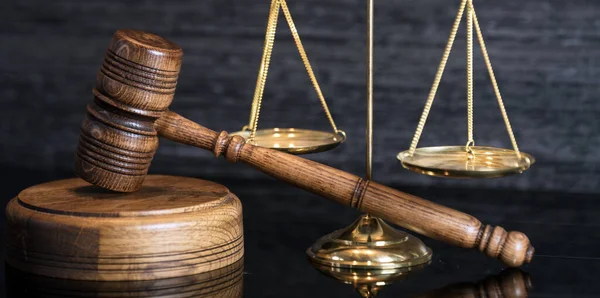 Symbole Von Recht Und Gerechtigkeit Auf Holztischhintergrund — Stockfoto