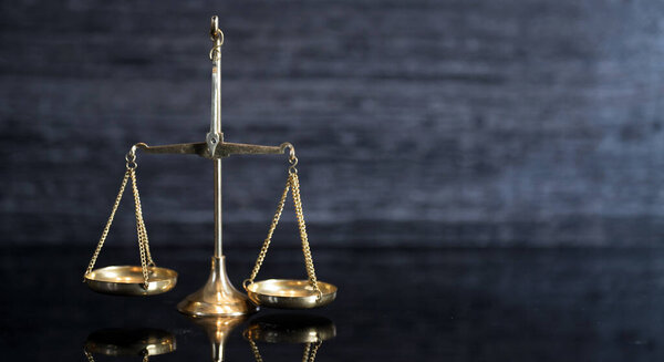 Весы правосудия на деревянном столе
