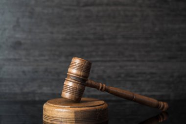 Gavel ahşap masa arkasında