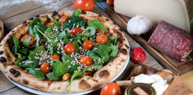 Kiraz domatesli pizza, ıspanak ve ay çekirdeği.