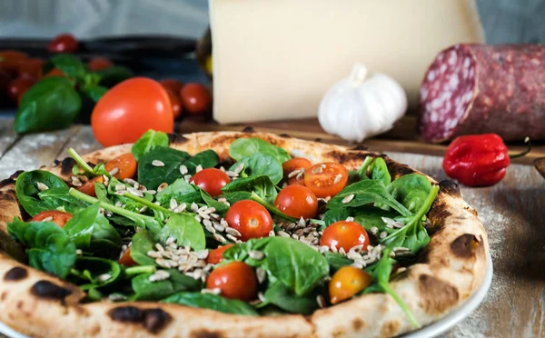 Pizza Mit Kirschtomaten Spinat Und Sonnenblumenkernen — Stockfoto