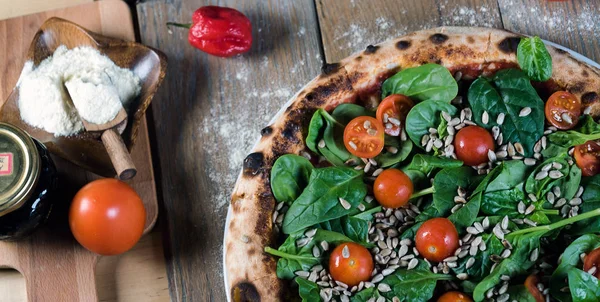 Pizza Mit Kirschtomaten Spinat Und Sonnenblumenkernen — Stockfoto