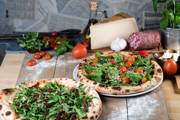 Włoskie Pizze Serwowane Drewnianym Stole — Zdjęcie stockowe