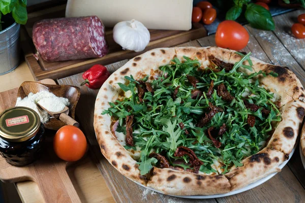 Italienische Pizza Mit Rucola Und Wurst — Stockfoto