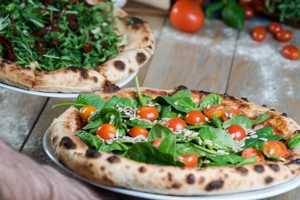 Italienische Pizzen Auf Holztisch Serviert — Stockfoto