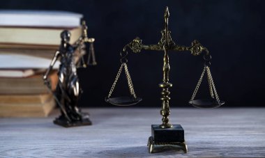 Ahşap masa arkasında adalet terazileri