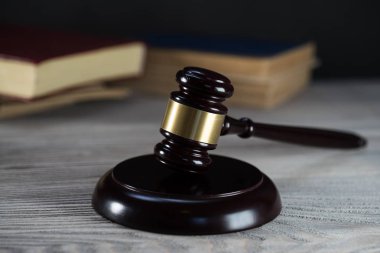 Hukuk ve Adalet, tahta masadaki çekiç yargıcı