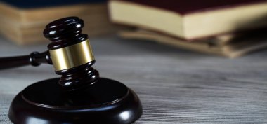 Hukuk ve Adalet, tahta masadaki çekiç yargıcı