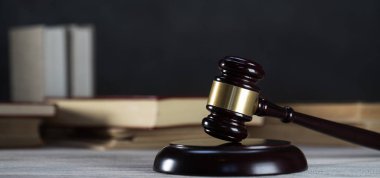 Hukuk ve Adalet, tahta masadaki çekiç yargıcı