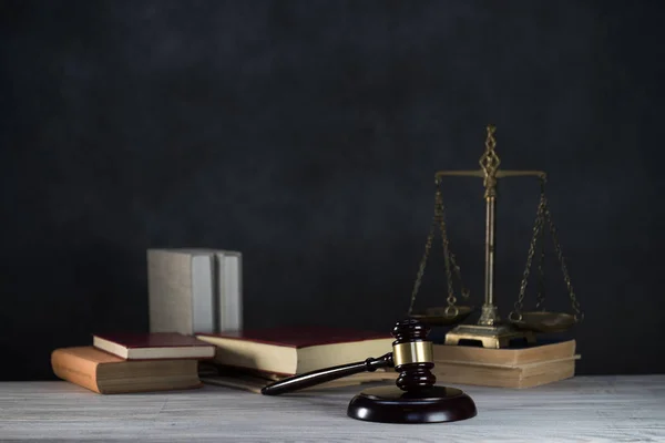 Σύμβολα Του Νόμου Και Της Δικαιοσύνης Ξύλινο Τραπέζι Φόντο Γραφείο — Φωτογραφία Αρχείου