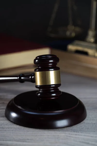 法律和正义在木制桌子背景上的象征 法官办公室 — 图库照片