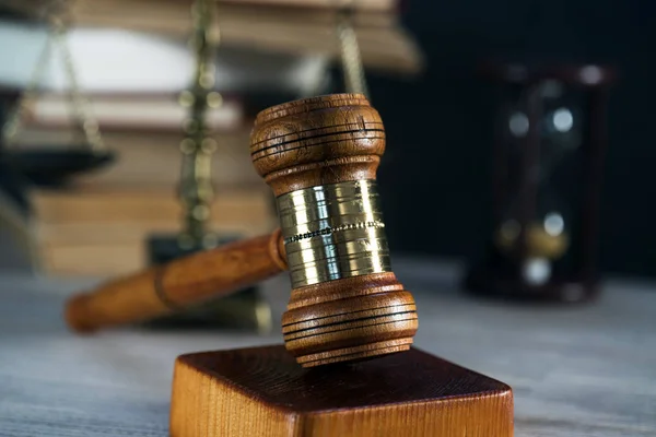 Σύμβολα Του Νόμου Και Της Δικαιοσύνης Ξύλινο Τραπέζι Φόντο Γραφείο — Φωτογραφία Αρχείου