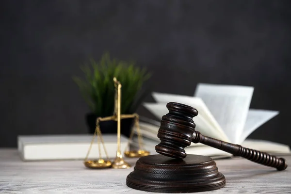 Simbol Hukum Dan Keadilan Pada Latar Belakang Meja Kayu Kantor — Stok Foto