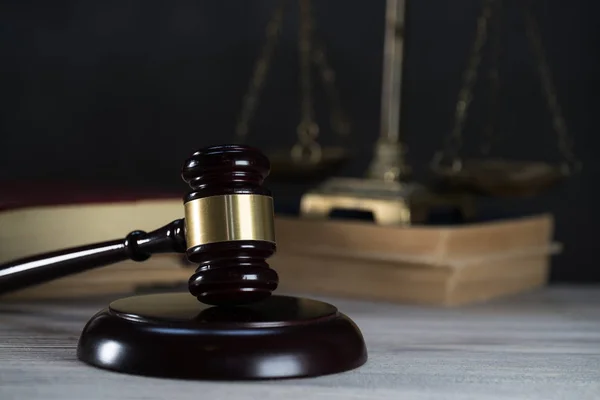 木製のテーブルの背景に法律と正義のシンボル 判事室 — ストック写真