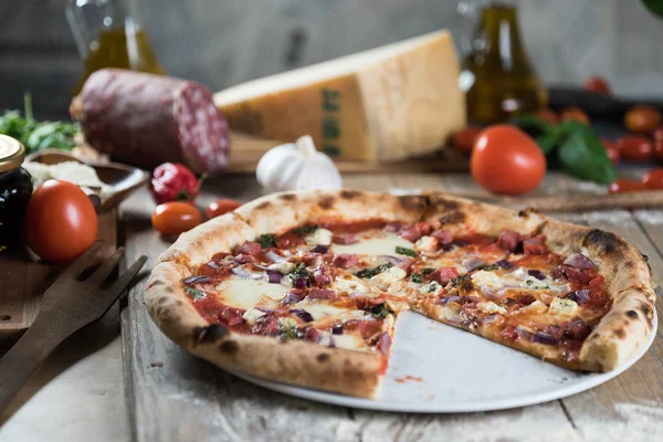 Frisch Gebackene Pizza Auf Holztisch Mit Zutaten — Stockfoto