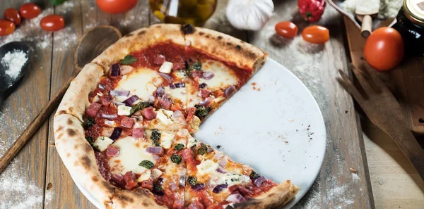 Frisch Gebackene Pizza Auf Holztisch Mit Zutaten — Stockfoto