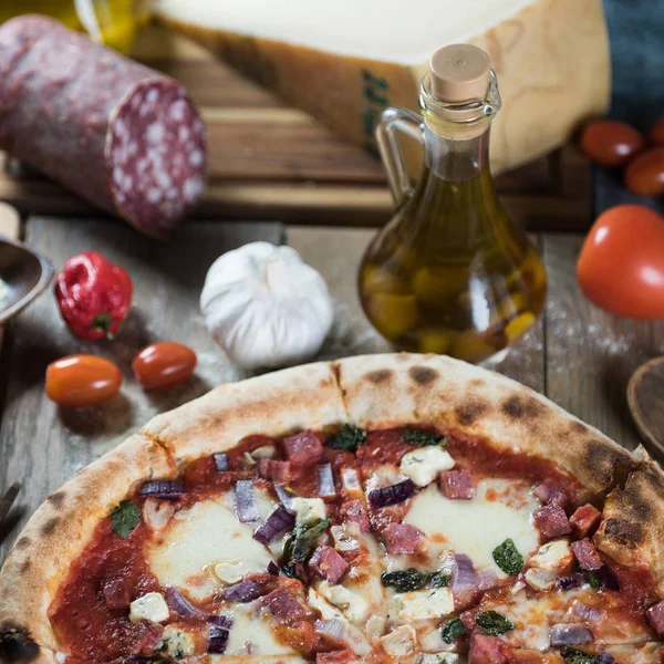 Frisch Gebackene Pizza Auf Holztisch Mit Zutaten — Stockfoto
