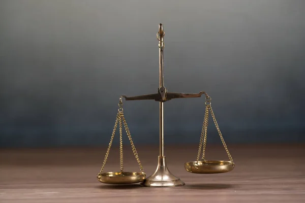 木製のテーブルの背景に正義のスケール — ストック写真