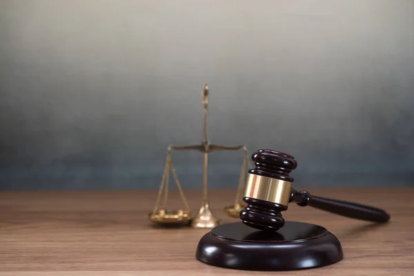Symbole Prawa Sprawiedliwości Drewnianym Tle Stołu Urząd Sędziego — Zdjęcie stockowe