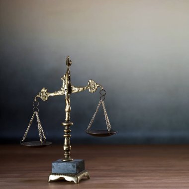 Ahşap masa arkasında adalet terazileri