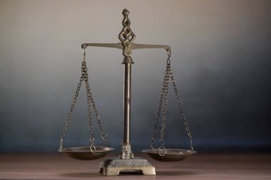 Ahşap masa arkasında adalet terazileri