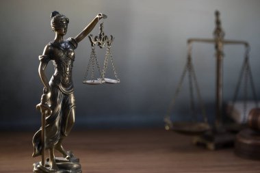 Pul tutan Kör Tanrıçalar.