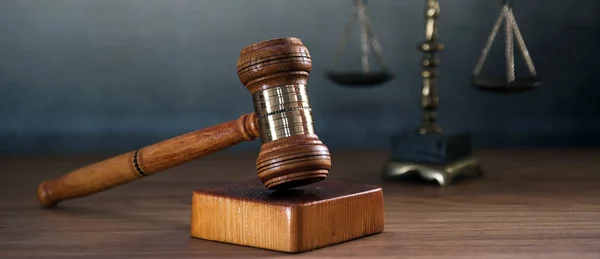 Symbole Von Recht Und Gerechtigkeit Auf Holztischhintergrund Richteramt — Stockfoto