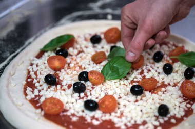 Çiğ pizza pişirmenin ayrıntıları