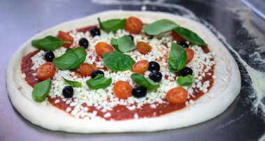 Çiğ pizza pişirmenin ayrıntıları