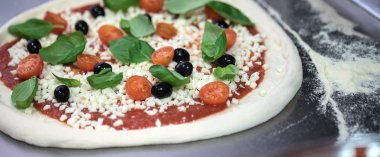 Çiğ pizza pişirmenin ayrıntıları