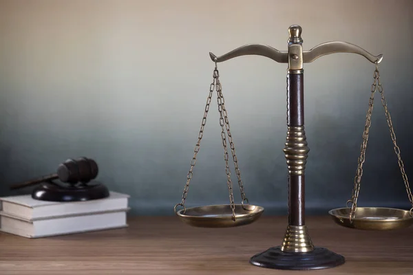 法律和正义在木制桌子背景上的象征 法官办公室 — 图库照片
