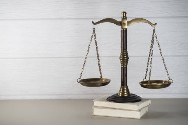 Yakın plan görüş, hukukun sembolleri ve ahşap masa arkasında adalet.