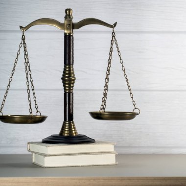 Yakın plan görüş, hukukun sembolleri ve ahşap masa arkasında adalet.
