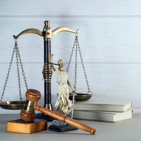 Yakın plan görüş, hukukun sembolleri ve ahşap masa arkasında adalet.