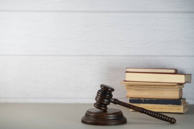 Yakın plan görüş, hukukun sembolleri ve ahşap masa arkasında adalet.