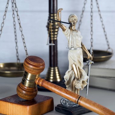 Yakın plan görüş, hukukun sembolleri ve ahşap masa arkasında adalet.