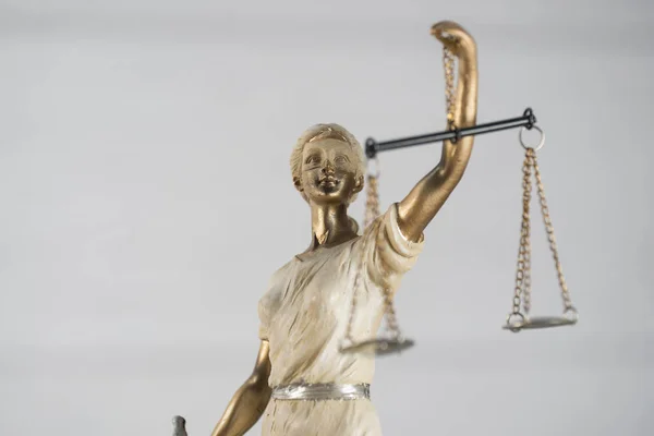 Крупный План Символы Закона Правосудия Фоне Деревянного Стола — стоковое фото